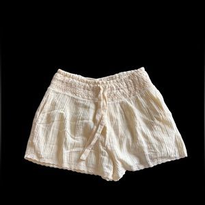 Listicle cream shorts M